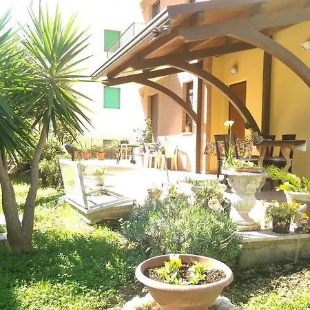 App Con Giardino Porticato Di Uso Esclusivo Solo Per Le Famiglie Apartment