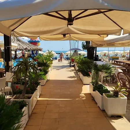 App Con Giardino Porticato Di Uso Esclusivo Solo Per Le Famiglie Lägenhet
